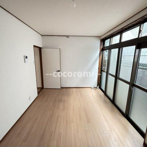 香里園東之町車庫付貸家の居間・リビング