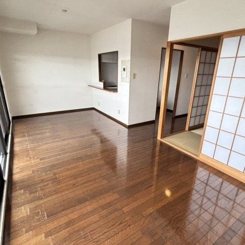 メロデイハイム枚方公園の居間・リビング