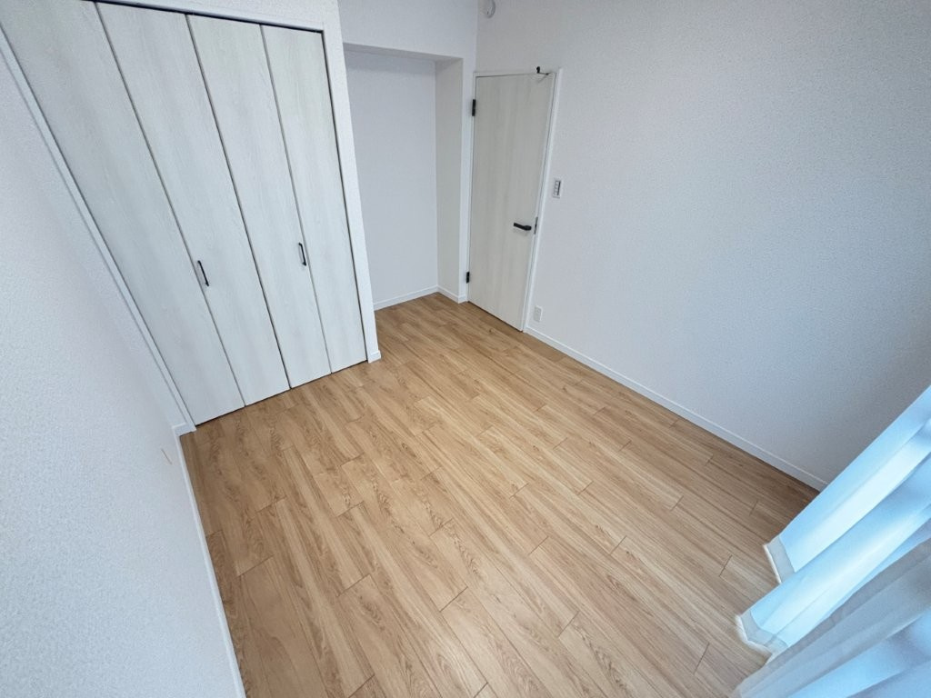 レインボー豊明の洋室|明るい洋室です