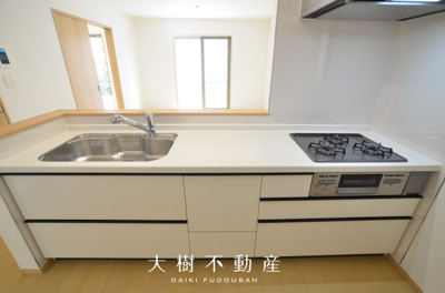 【キッチン】 | 綾瀬市小園南2丁目 新築戸建て 全2棟【仲介手数料無料】