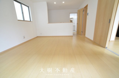 【居間・リビング】 | 綾瀬市小園南2丁目 新築戸建て 全2棟【仲介手数料無料】 | 【仲介手数料無料でご紹介可能です】大樹不動産