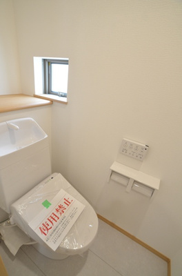 【トイレ】 | 綾瀬市小園南2丁目 新築戸建て 全2棟【仲介手数料無料】 | 2階