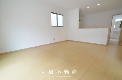 【居間・リビング】 | 綾瀬市小園南2丁目 新築戸建て 全2棟【仲介手数料無料】 | 宅地建物取引士による不動産のご説明・現地のご案内、住宅金融普及協会住宅ローンアドバイザーが住宅ローンのアドバイスから融資実行までのお手伝いをしっかりサポートします♪