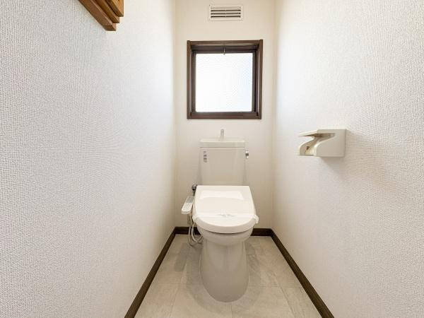 高崎4丁目中古のトイレ|窓が設置されているため換気がしやすいトイレ。白を基調とした内装で明るい印象が広がります。