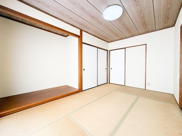 高崎4丁目中古の和室|和の趣が感じられる落ち着いた雰囲気の和室。天井や建具の木目が温かみを演出しています。シンプルなデザインで様々な用途に対応できます。収納スペースも充実しています。