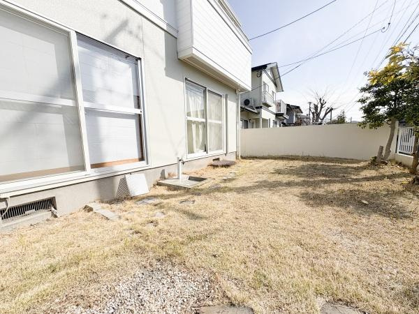 高崎4丁目中古の庭|ブロック塀に囲まれたお庭はプライバシー性も確保されています。広々とした空間です。