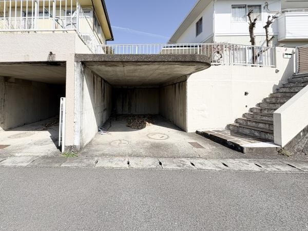 高崎4丁目中古の駐車場|敷地内に屋根付きの駐車場が設けられています。雨天時も車をしっかり保護できます。隣接の階段から住居へのアクセスも便利です。