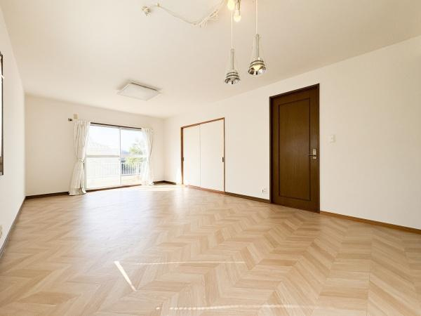 高崎4丁目中古の居間・リビング|リビングは広々とした空間で明るい日差しが差し込みます。ナチュラルな木目の床が温かみを感じさせます。