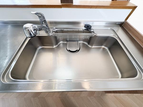 高崎4丁目中古のキッチン|シンプルで使いやすいデザインのシンクです。ステンレス素材でお手入れがしやすいです。広々とした作業スペースが確保されています。