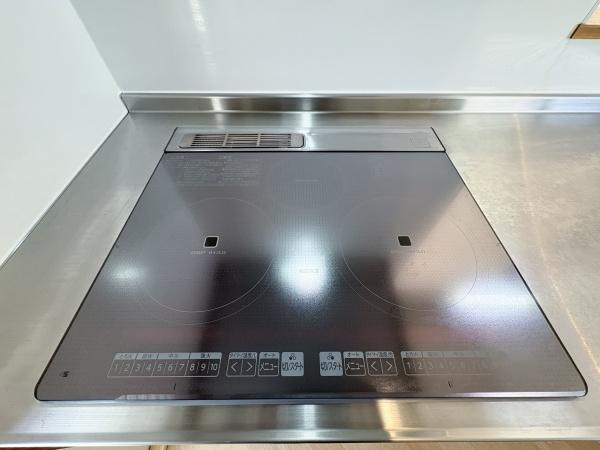 高崎4丁目中古のキッチン|フラットなIHクッキングヒーターでお手入れがしやすいデザインです。操作パネルも見やすく使い勝手に配慮されています。シンプルなキッチンで空間がすっきりしています。