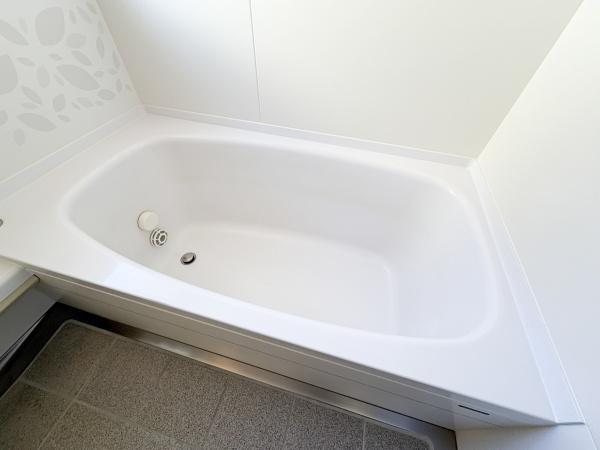 高崎4丁目中古の浴室|広さを感じられるバスタブが設置されています。