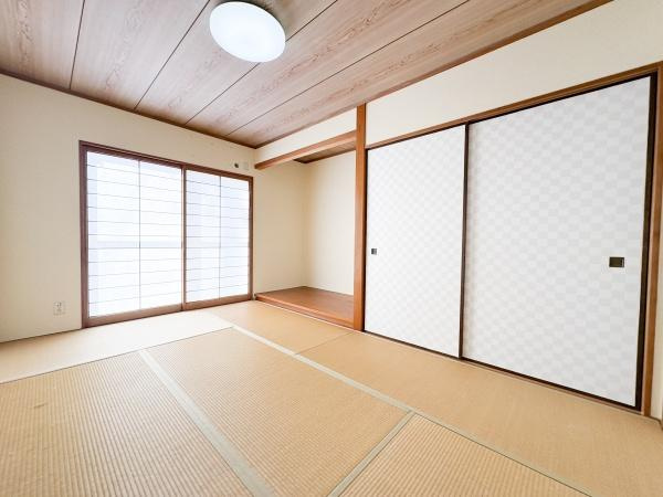 高崎4丁目中古の和室|シンプルなデザインで落ち着いた雰囲気の和室です。隣接するダイニングとのつながりがスムーズな空間設計です。