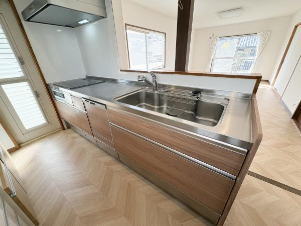 高崎4丁目中古のキッチン|キッチンはシンプルなデザインです。十分な作業スペースが確保されており、収納が豊富で使いやすい配置です。