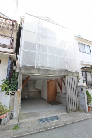 星陵台６丁目戸建のエントランス