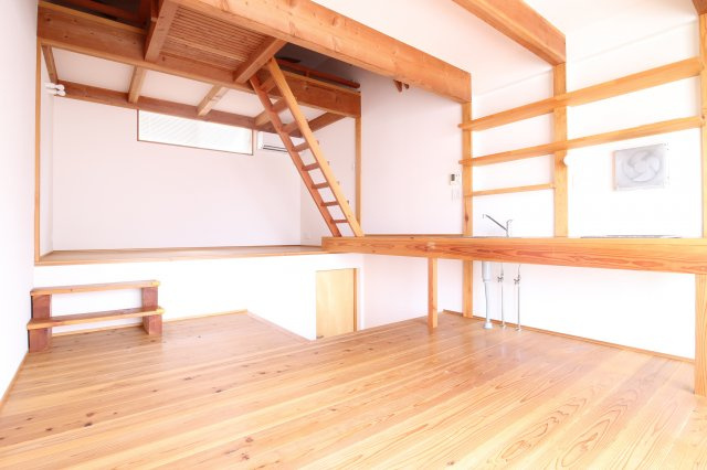 星陵台６丁目戸建の居間・リビング