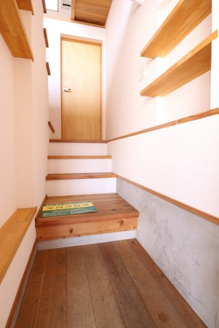 星陵台６丁目戸建の玄関