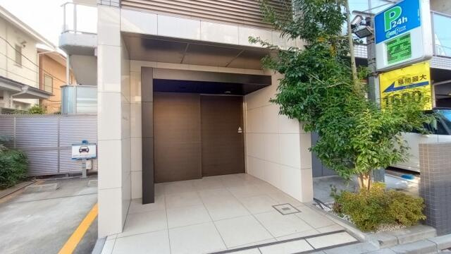 AXAS駒場東大前のエントランス