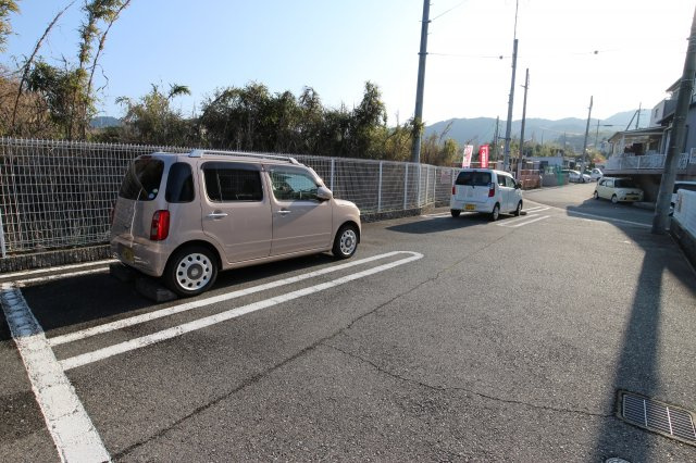 ドミール２００２の駐車場