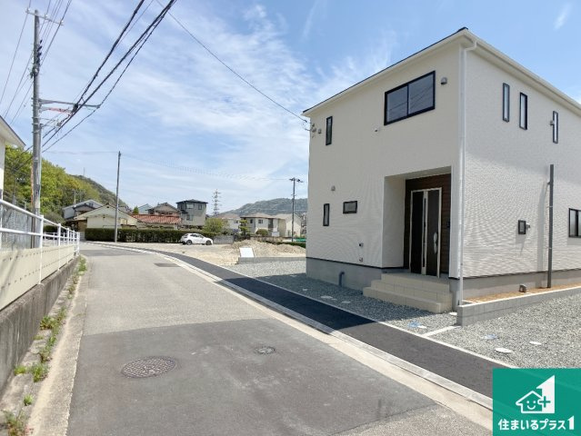 赤穂市北野中　第4-1期　新築一戸建ての前面道路含む現地写真|周辺は閑静な住宅街！前面道路広々で車の出し入れも便利です。駐車が苦手な方でも安心して車庫入れできます！
