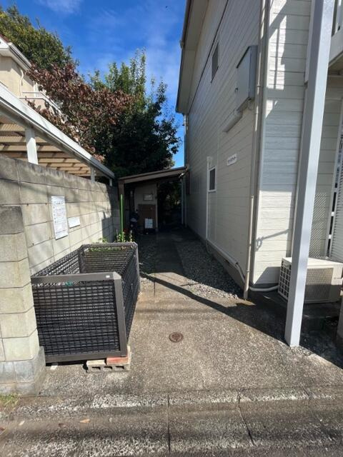 多摩市聖ヶ丘１丁目のアパートのエントランス