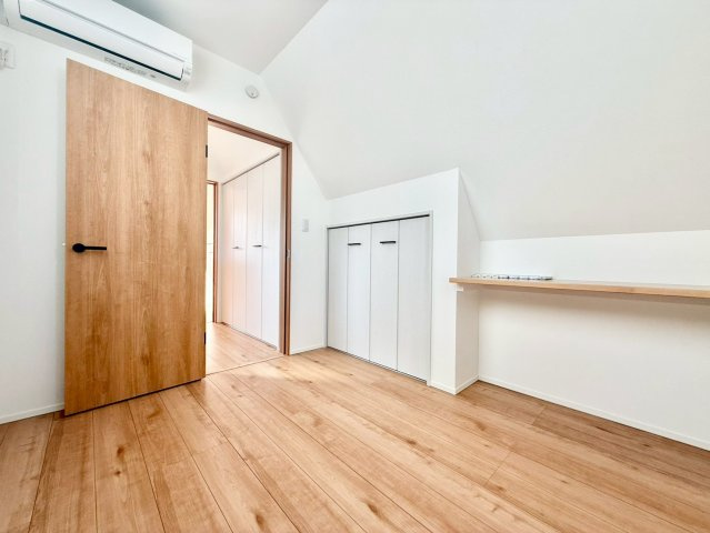 大田区千鳥2丁目　中古戸建の洋室|木のぬくもりが感じられるナチュラルな雰囲気に仕上がった室内です。

現地ご見学希望・資料請求などお気軽にお問い合わせ下さい！
03-5990-5201