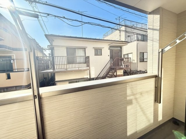 大田区千鳥2丁目　中古戸建のバルコニー|朝の澄んだ空気や、夕方の清々しい風を五感で感じられるバルコニー！

現地ご見学希望・資料請求などお気軽にお問い合わせ下さい！
03-5990-5201