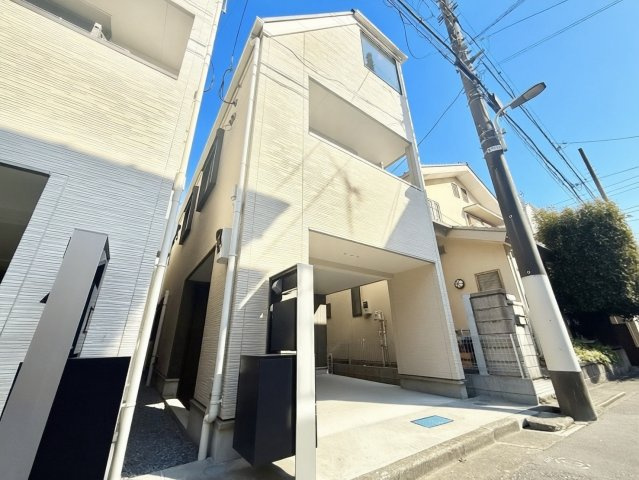 大田区千鳥2丁目　中古戸建の外観|雨でも大切な車が濡れないビルトインガレージです。

現地ご見学希望・資料請求などお気軽にお問い合わせ下さい！
03-5990-5201