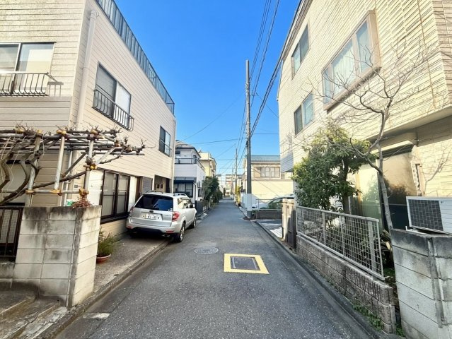 大田区千鳥2丁目　中古戸建の前面道路含む現地写真|自然と触れ合いやすらぎを感じる事ができる、理想的な子育て環境。

現地ご見学希望・資料請求などお気軽にお問い合わせ下さい！
03-5990-5201