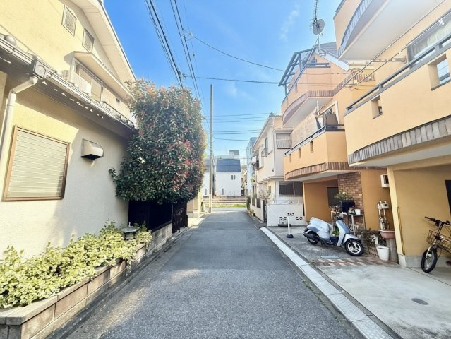 大田区千鳥2丁目　中古戸建の前面道路含む現地写真|住環境・利便性が良好な好立地。

現地ご見学希望・資料請求などお気軽にお問い合わせ下さい！
03-5990-5201
