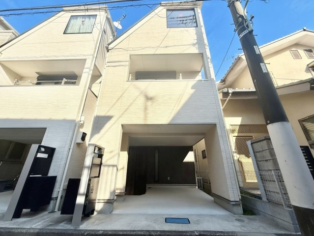 大田区千鳥2丁目　中古戸建の外観|重厚感に溢れた、気品ある邸宅です。

現地ご見学希望・資料請求などお気軽にお問い合わせ下さい！
03-5990-5201