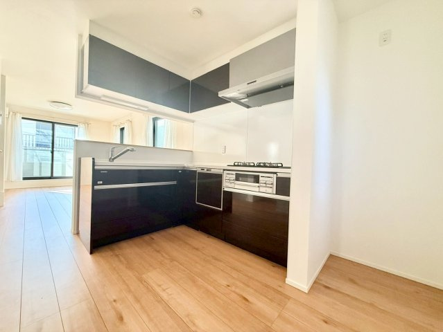 大田区千鳥2丁目　中古戸建のキッチン|ご家族とコミュニケーションがとりやすい、対面式キッチンを採用。小さなお子様にも目が届くので安心です。

現地ご見学希望・資料請求などお気軽にお問い合わせ下さい！
03-5990-5201