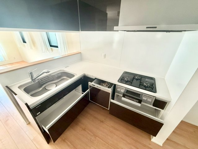 大田区千鳥2丁目　中古戸建のキッチン|使いやすいＬ字型のキッチン！移動距離が少ないのがポイント。

現地ご見学希望・資料請求などお気軽にお問い合わせ下さい！
03-5990-5201