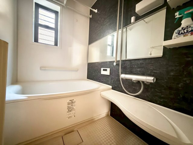 大田区千鳥2丁目　中古戸建の浴室|追い焚き機能付きのため、帰りが遅くなった日にも温かい湯船に浸かって疲れを癒すことができます。

現地ご見学希望・資料請求などお気軽にお問い合わせ下さい！
03-5990-5201