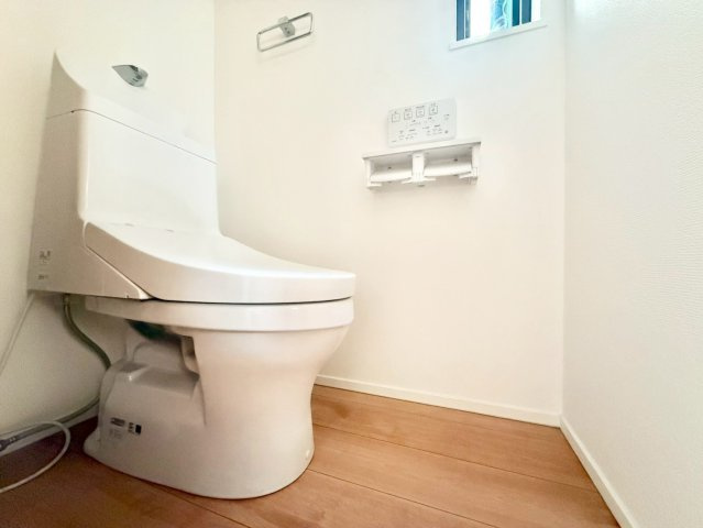 大田区千鳥2丁目　中古戸建のトイレ|ウォシュレット付きのトイレはいつも快適！

現地ご見学希望・資料請求などお気軽にお問い合わせ下さい！
03-5990-5201