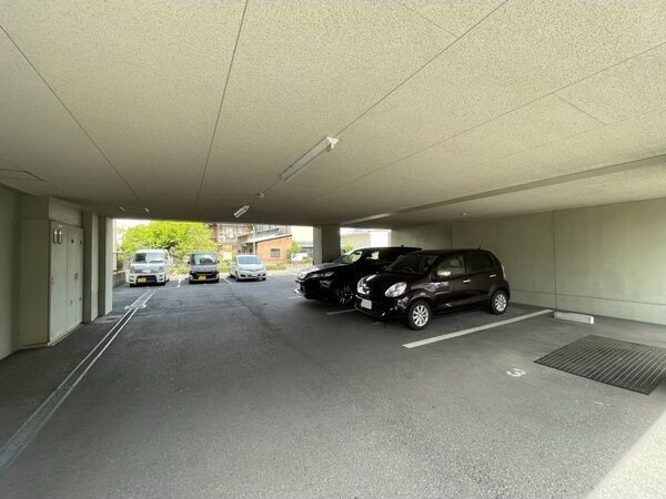 ポポラーレ白鳥の駐車場|駐車場です