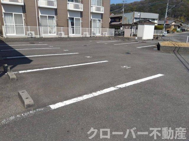レオパレスソレーユの駐車場