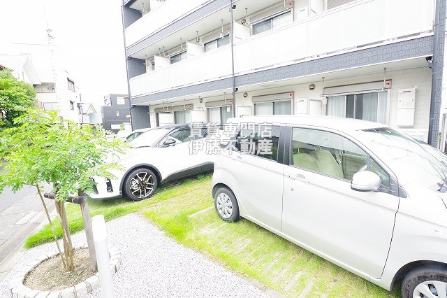リブリ・OZウイングの駐車場
