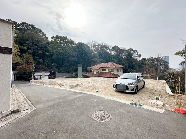 【建築条件無し】東区山根町　土地の前面道路含む現地写真|前面道路の幅員は約4.1mありかなり開放的です♪
私道のため居住者以外の往来がなく小さなお子様がいる家庭も安心です！