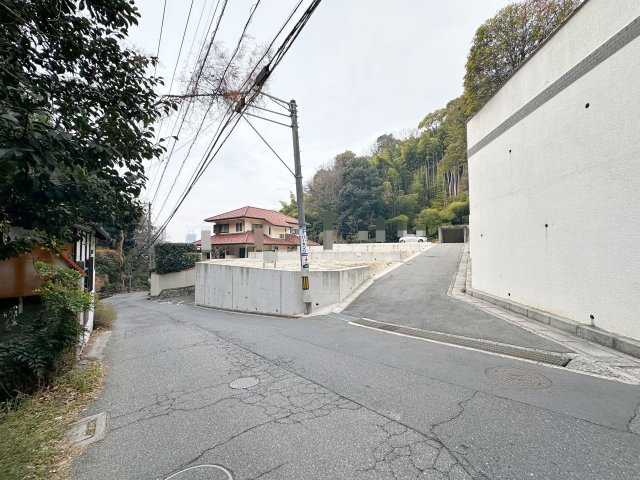 【建築条件無し】東区山根町　土地の前面道路含む現地写真|進入路は約5mの幅員があり、離合するのも簡単です！