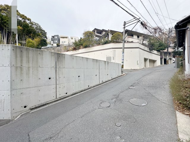【建築条件無し】東区山根町　土地の前面道路含む現地写真|運転が苦手な方でも安心して運転ができる道路幅があります♪