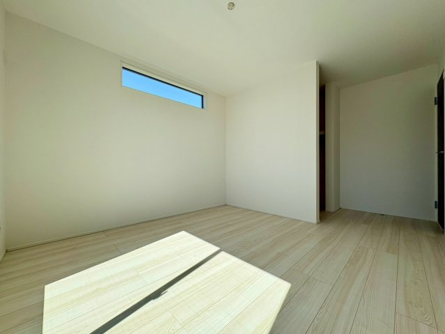 土佐市高岡町甲4期2号棟　新築建売の洋室|ゆとりある広さの主寝室。大容量収納付きでお部屋をすっきり使えます