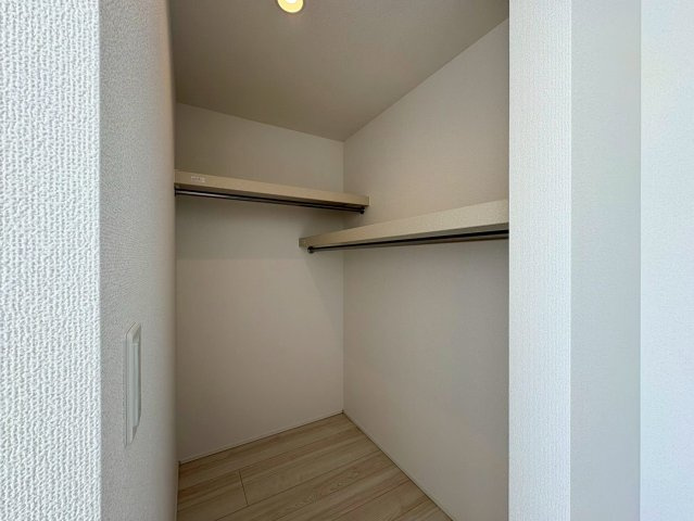 土佐市高岡町甲4期2号棟　新築建売の収納|季節物や洋服もしっかり収納できるウォークインクローゼット付き