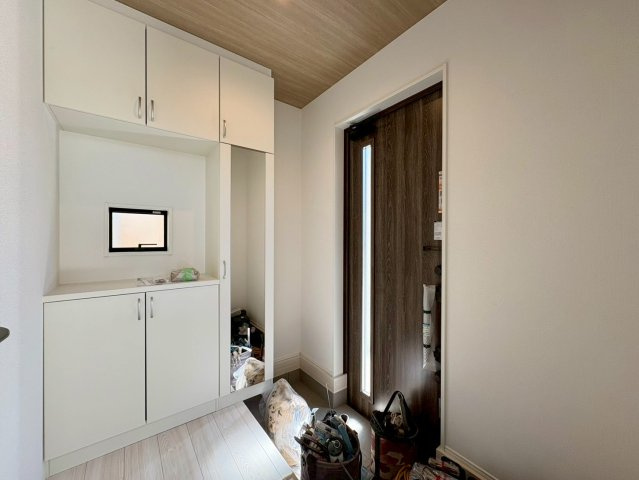 土佐市高岡町甲4期2号棟　新築建売の玄関|収納充実の玄関スペース。家族みんなの靴もすっきり片付きます