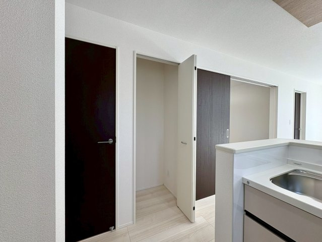 土佐市高岡町甲4期2号棟　新築建売の収納|キッチン横に便利な収納スペース。食品や日用品のストックにも重宝します