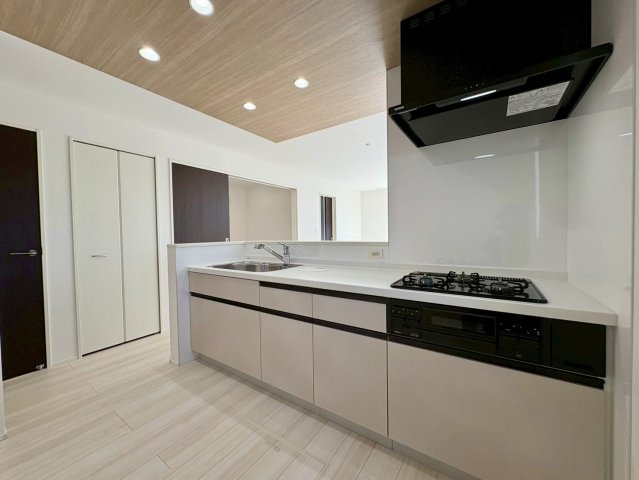 土佐市高岡町甲4期2号棟　新築建売のキッチン|家族と会話しながら料理ができる人気の対面キッチン。広々LDKで毎日の暮らしが快適に