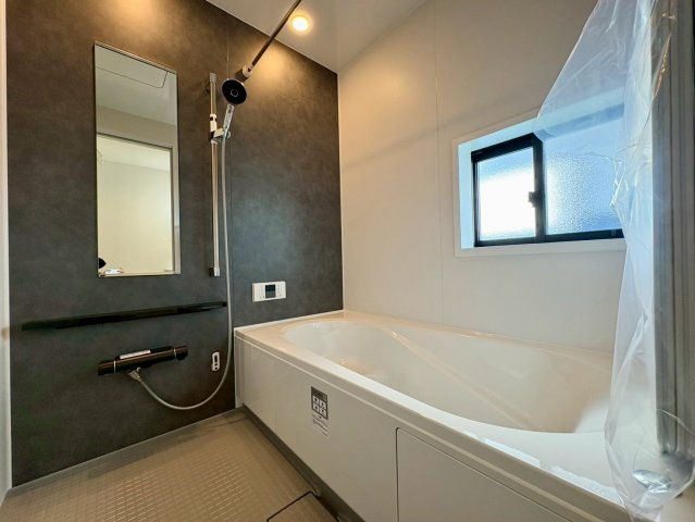 土佐市高岡町甲4期2号棟　新築建売の浴室|足を伸ばしてゆったりくつろげる浴室。毎日の疲れを癒すバスタイム