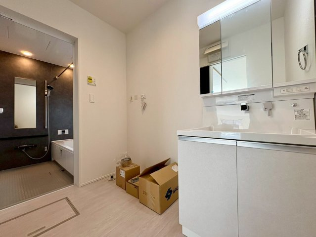 土佐市高岡町甲4期2号棟　新築建売の独立洗面台|三面鏡付き洗面化粧台で朝の身支度もスムーズ。ゆとりのある洗面脱衣室