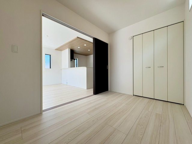 土佐市高岡町甲4期2号棟　新築建売の洋室|リビング横の洋室は扉を開ければLDKと一体の広々空間。家族構成に合わせて使える便利な一部屋