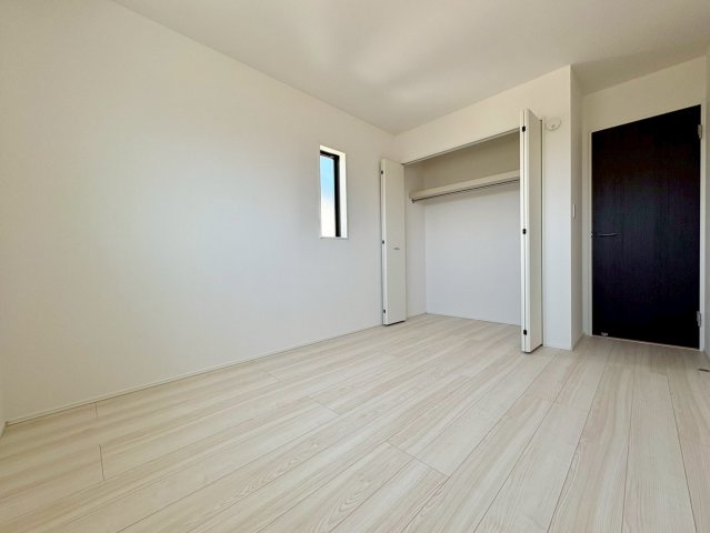 土佐市高岡町甲4期2号棟　新築建売の洋室|全居室収納付きでお部屋すっきり。主寝室にもおすすめのゆとりある洋室