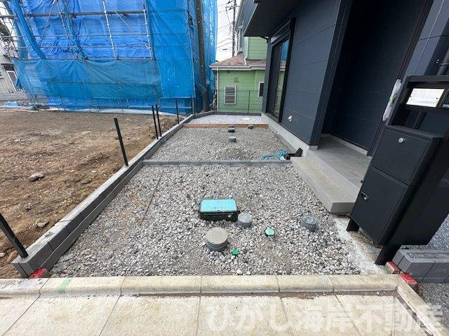 藤沢市城南５丁目　新築戸建　全16棟の駐車場|3月10日撮影　外構工事中　駐車スペース